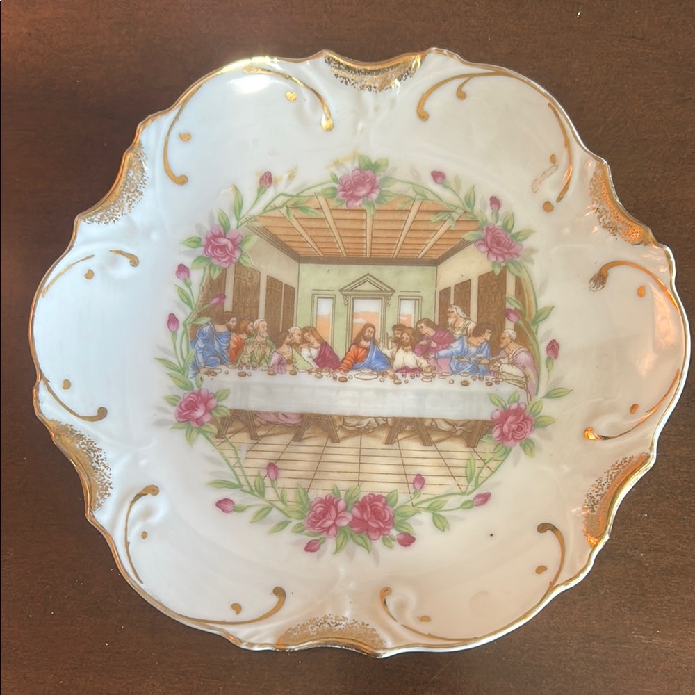 Elegant Decorative Gold and White Plate: The Last Supper